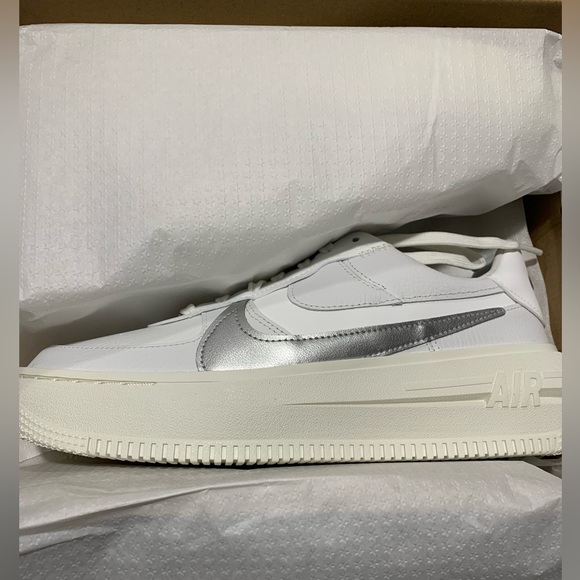 Size 9 - Nike Air Force 1 PLT.AF.ORM White - Picture 3 of 6